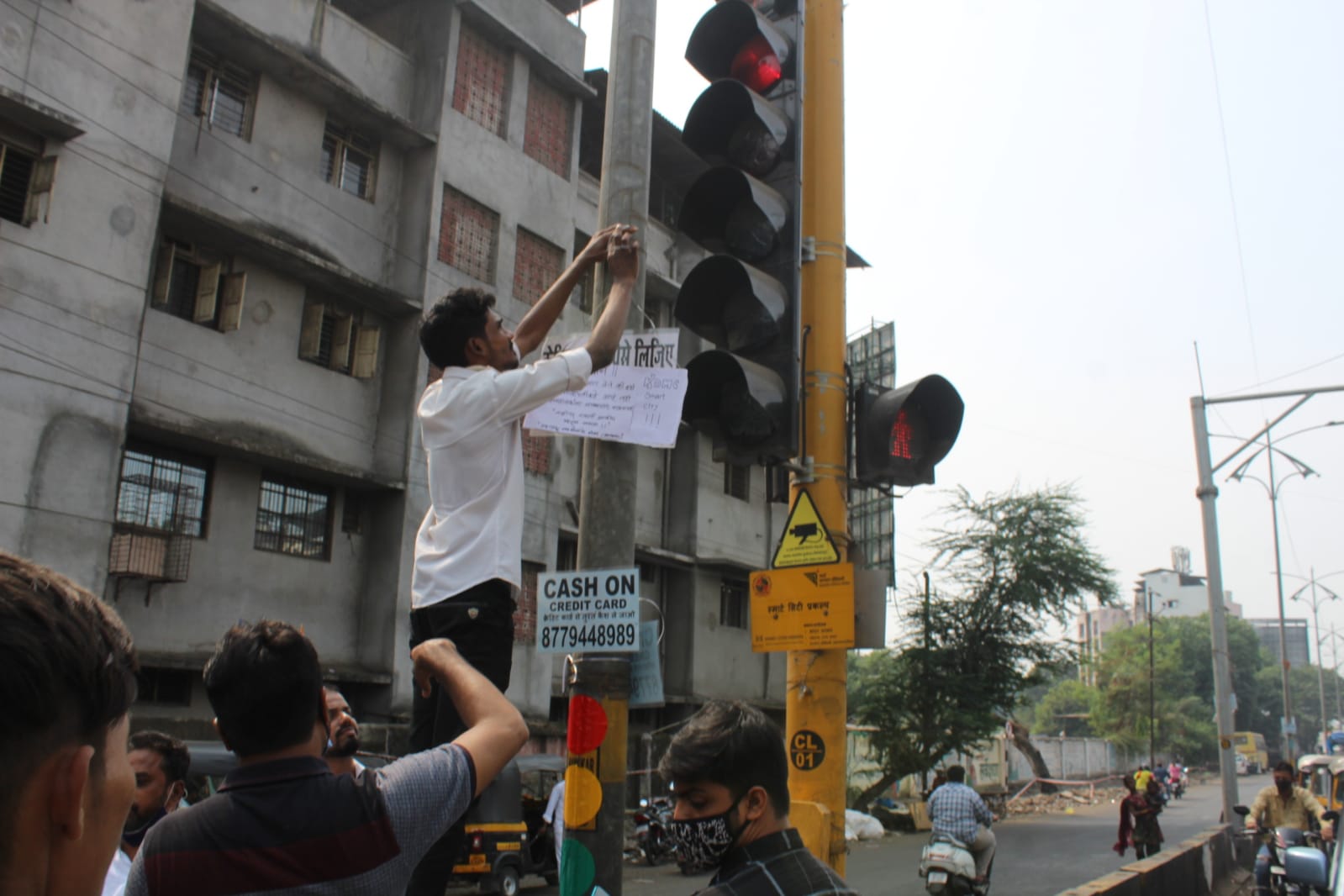 लालचौकी येथील सिग्नलचा खांबाआड लपंडाव; मनसेने चिटकवले खांबाला स्टिकर