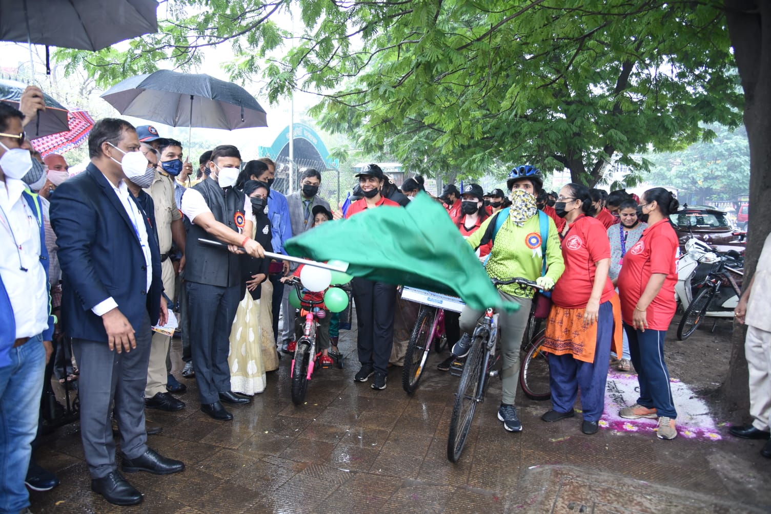 डोंबिवलीत भरपावसात महिलांची सायकल रॅली; महापालिका आयुक्तांनी व्यक्त केला अभिमान