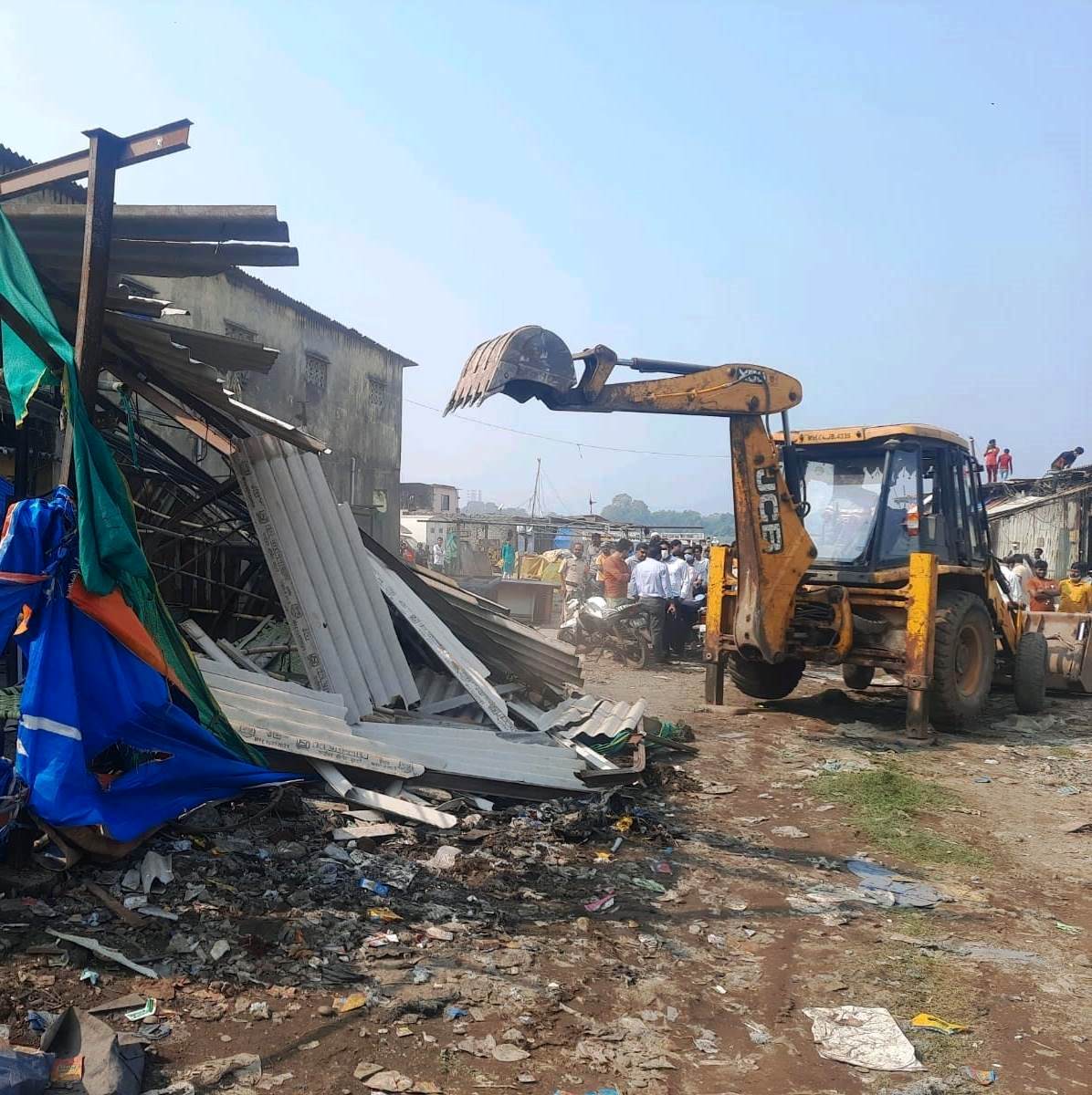 कल्याणमधील अवैध जीन्स पॅन्टच्या कारखान्यांवर केडीएमसीने चढवले बुलडोझर