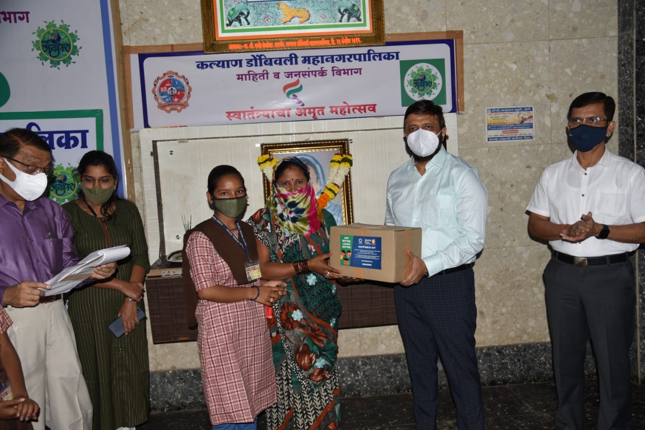 क्रांतीज्योती सावित्रीबाई फुले जयंती दिनी क.डों.म.पा.चं अभिवादन; १० विद्यार्थिनींना हॅपीनेस किट्सचे वाटप