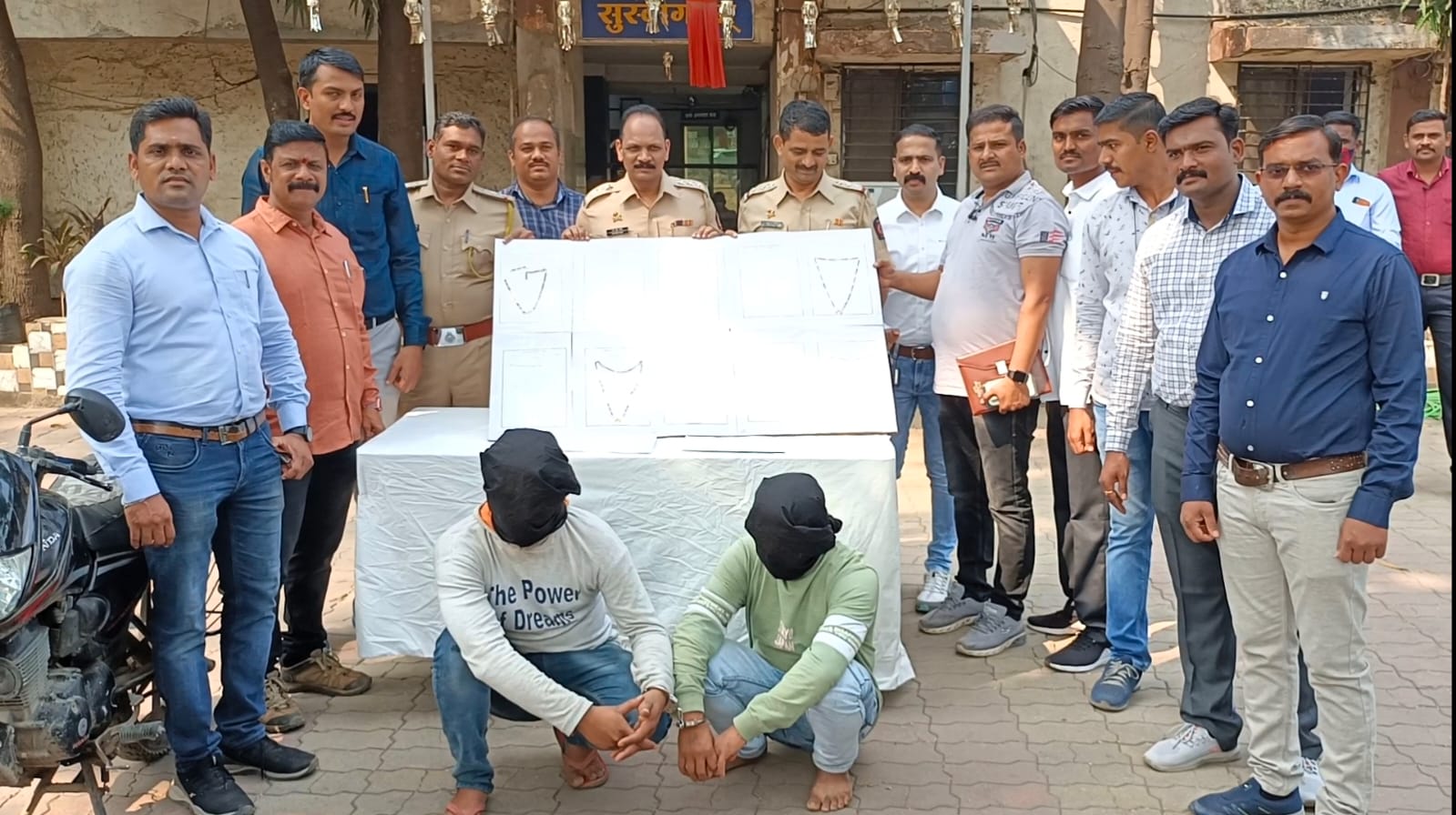 दुचाकी वरून चैन स्नॅचिंग करणाऱ्या दोघांना सी.सी.टी.व्ही.च्या सहाय्याने केली अटक; डोंबिवली मानपाडा पोलिसांची कामगिरी