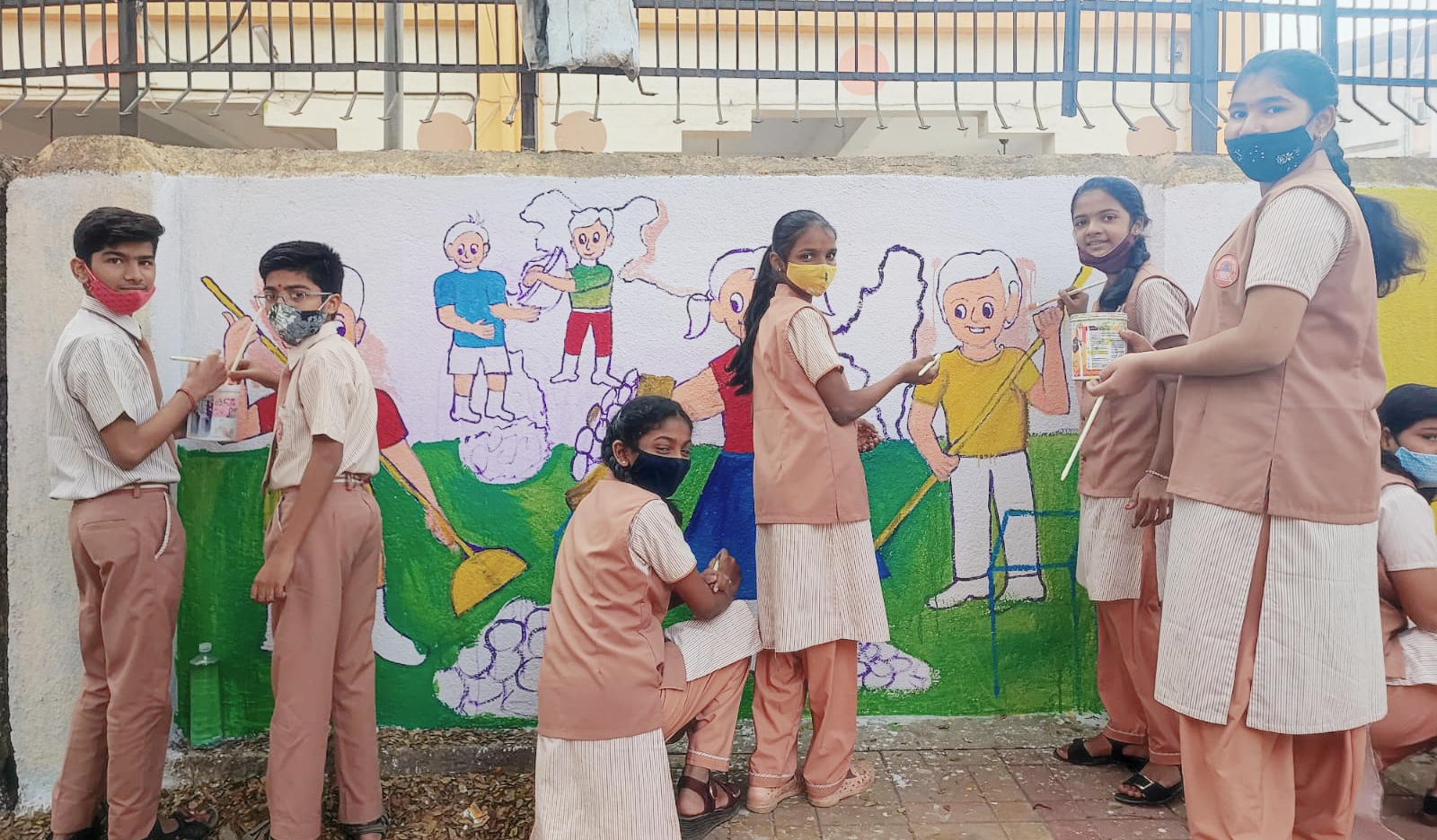 आजपासून शाळा सुरू! विद्यार्थ्यांनी सजवल्या शाळेच्या भिंती