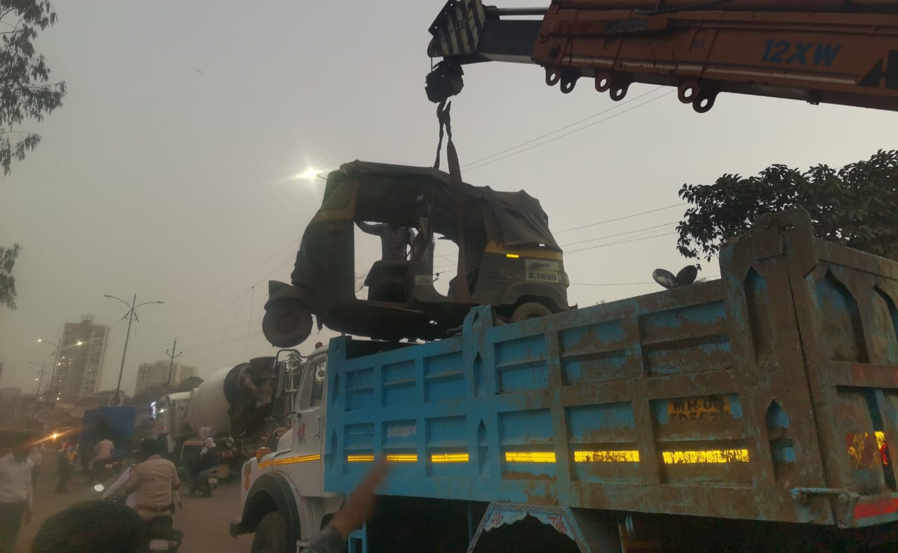 रस्त्यावरील बेवारस उभी वाहनं KDMC ने हटवली