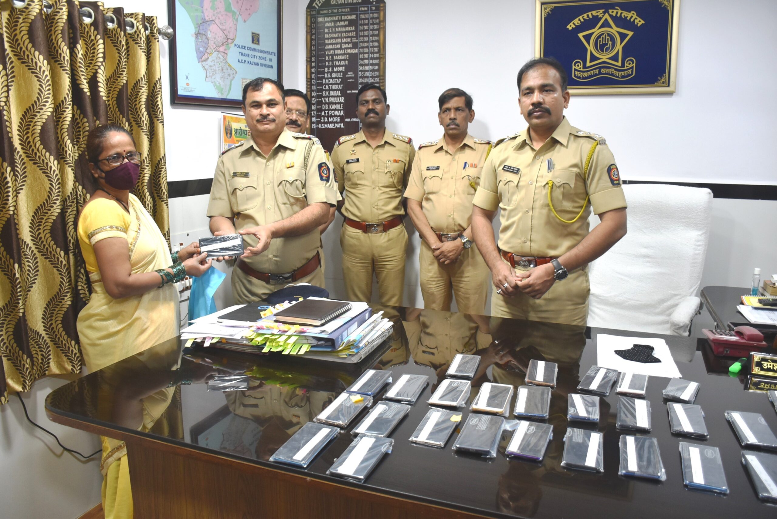 कल्याणमध्ये ३२ नागरिकांचे गहाळ फोन पोलिसांनी दिले शोधून