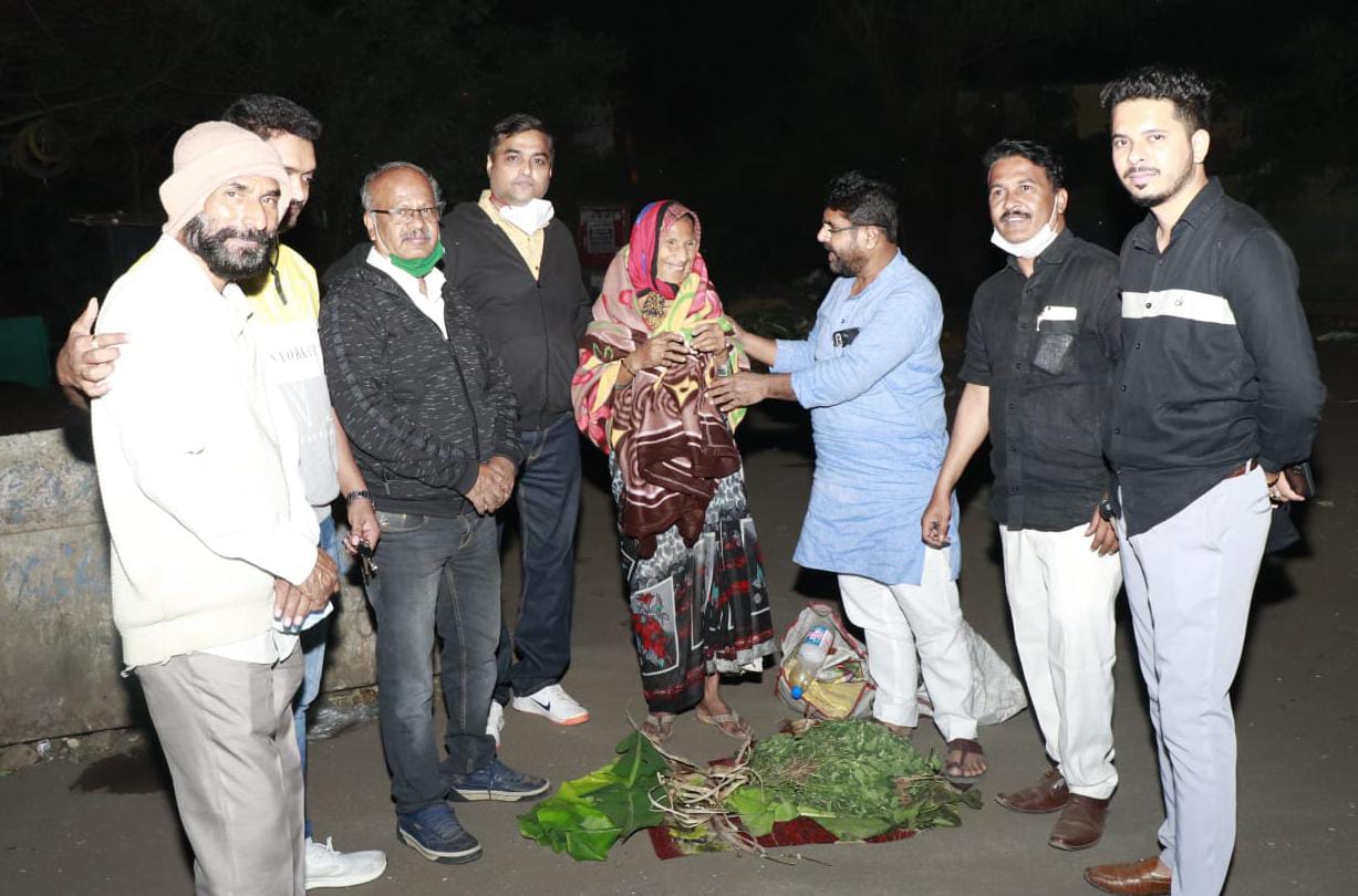 भयानक थंडीत उघड्यावर झोपणाऱ्या बेघरांना ब्लॅंकेट वाटप