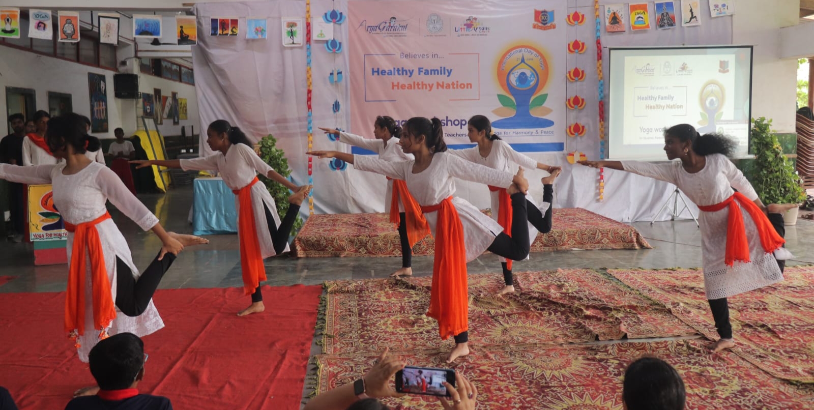 आर्य गुरुकुल शाळेत जागतिक योग दिवस साजरा