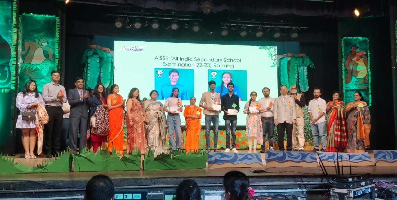 Arya Gurukul अंबरनाथ यांनी त्यांच्या वार्षिक स्नेहसंमेलनात युनिव्हर्सल आउटलुकची कल्पना केली चित्रित