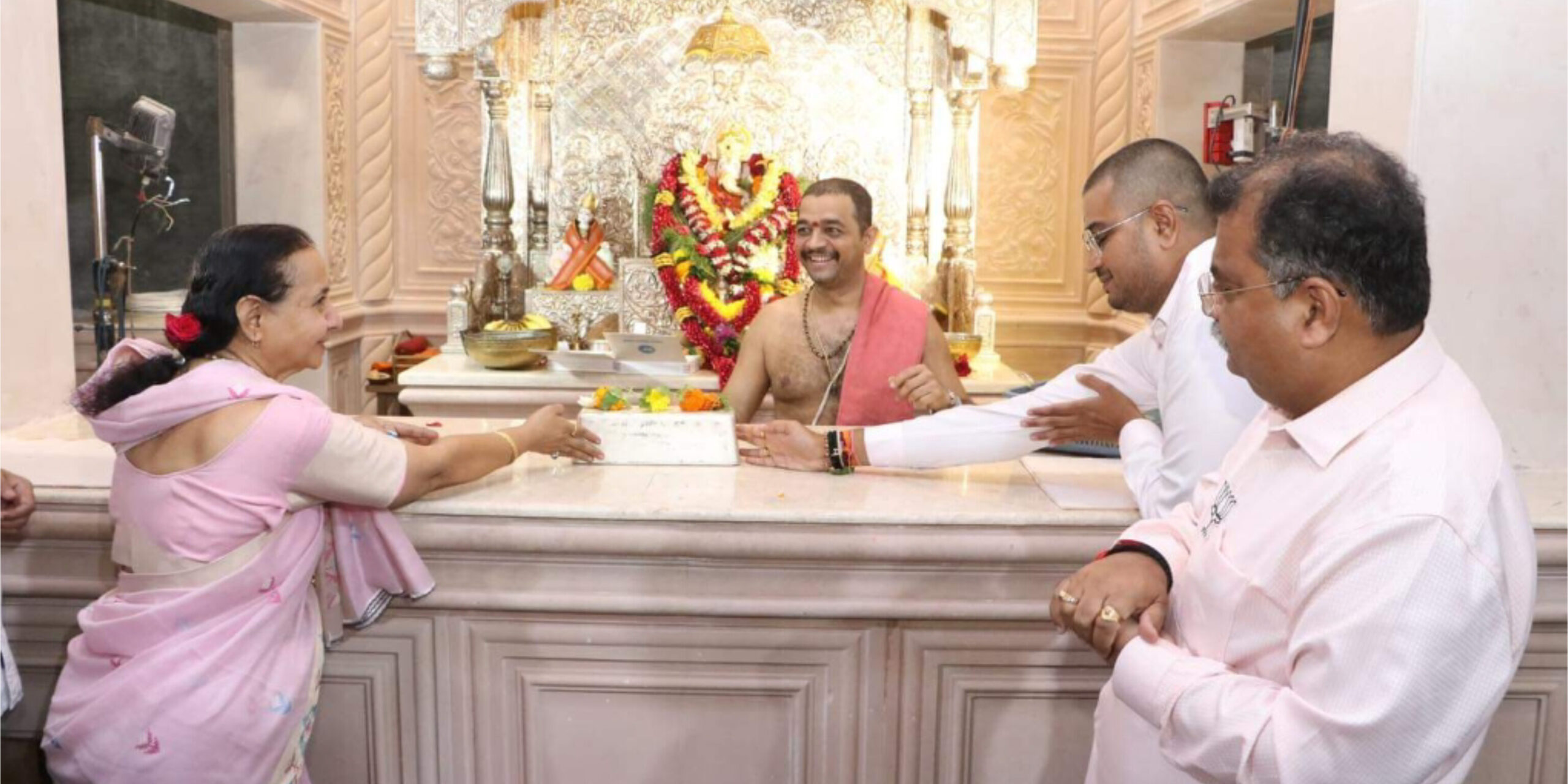 डोंबिवली गणेश मंदिर जीर्णोद्धारासाठी युवा उद्योजकाने दिली ३० किलो चांदीची वीट