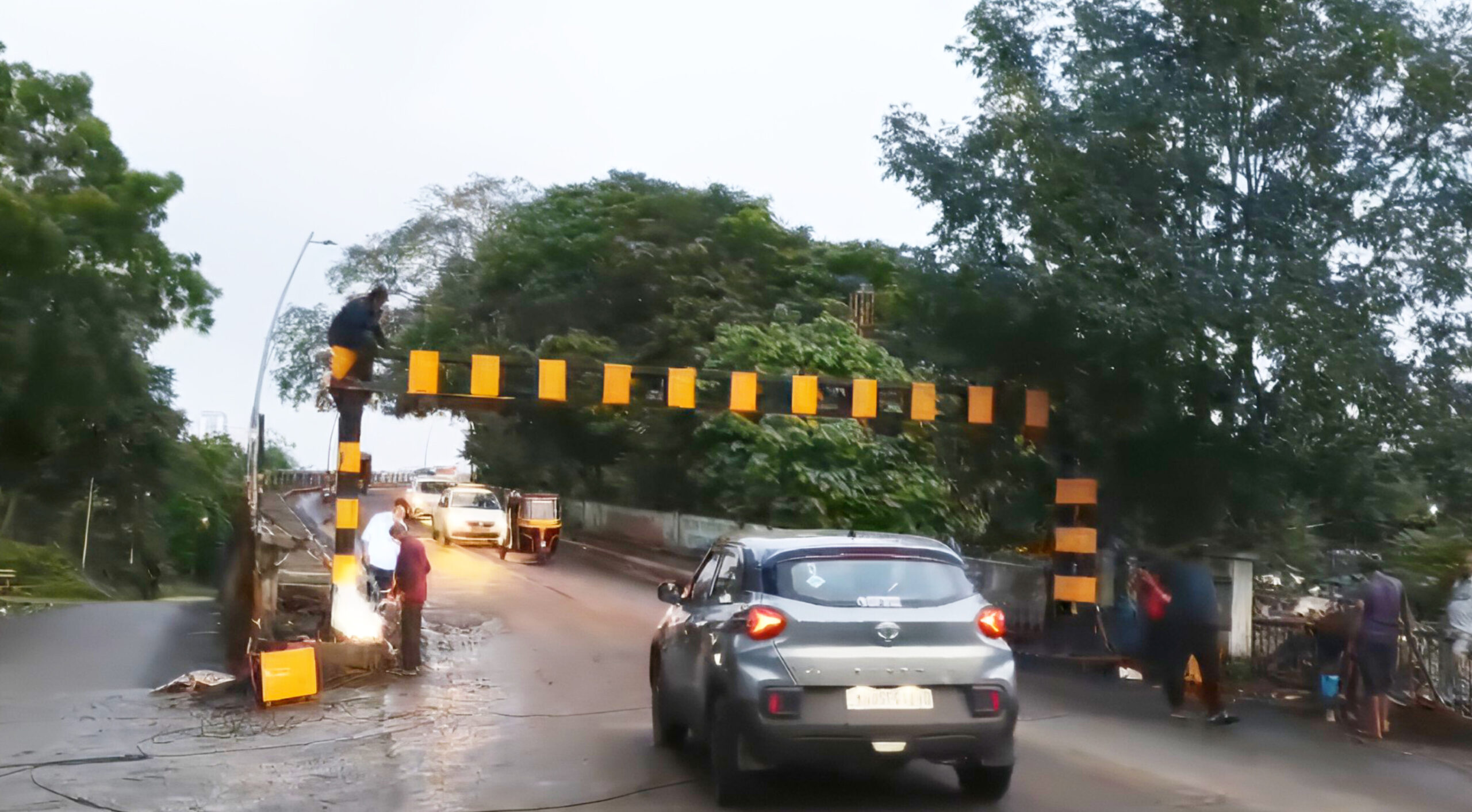 Waldhuni Bridge ला हाईट बॅरियर; अवजड वाहनांना नो एन्ट्री