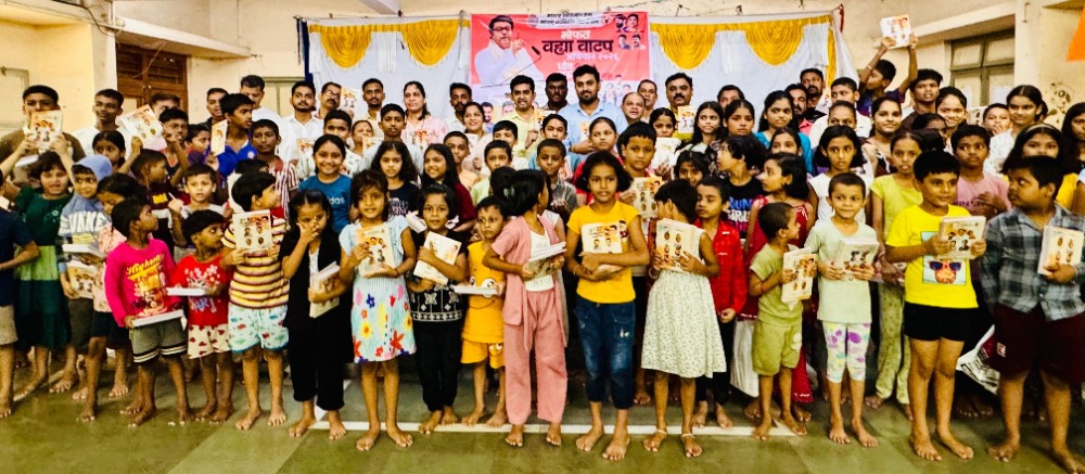 कल्याण पूर्व भागात मनसे आणि मनविसेतर्फे भव्य वह्यावाटप; शेकडो विद्यार्थ्यांना मिळाला दिलासा